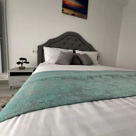 Amr Mamaia Apartment *