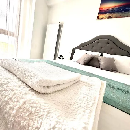 Amr Mamaia Apartment *